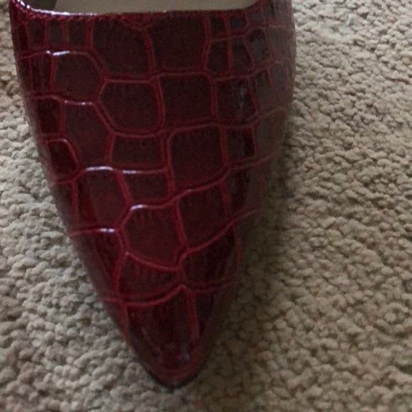 Like New Liz Claiborne flex size 9 red heels - Picture 2 of 4